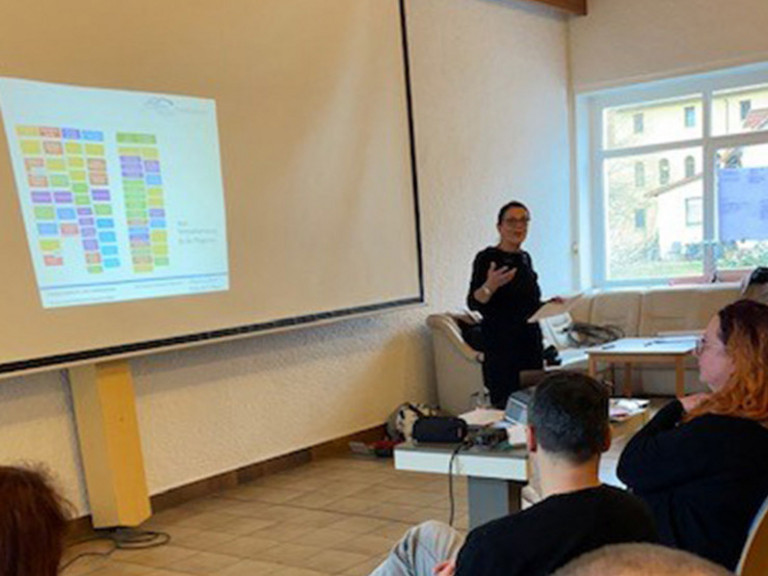 Seminarleitung informiert Teilnehmende über das Thema Anwendung freiheitsentziehender Maßnahmen Seminarleitung informiert Teilnehmende über das Thema Anwendung freiheitsentziehender Maßnahmen