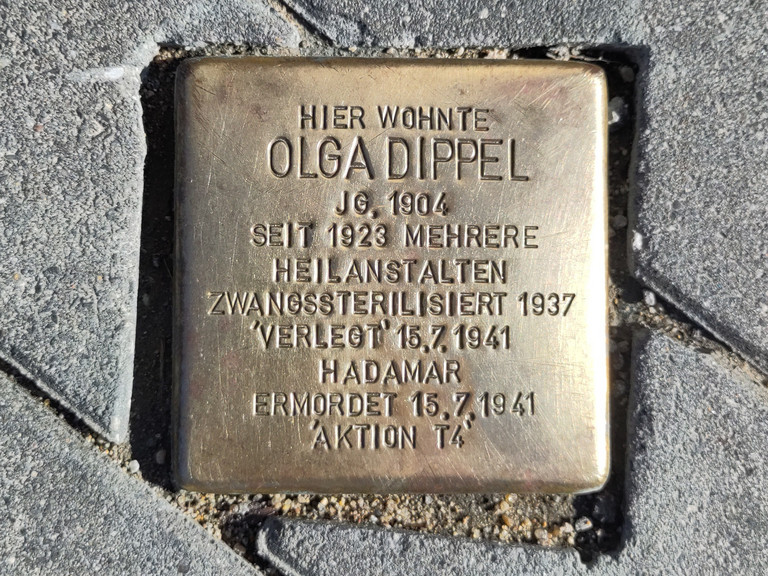Stolperstein für Olga Dippel im Straßenpflaster eingelassen Stolperstein für Olga Dippel im Straßenpflaster eingelassen
