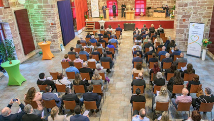 Blick auf den vollbesetzten Saal im Kressehof mit Stuhlreihen beim Zusammenschluss von Diakonie Werratal und Immanuel Diakonie Südthüringen im Meininger Ortsteil Walldorf Blick auf den vollbesetzten Saal im Kressehof mit Stuhlreihen beim Zusammenschluss von Diakonie Werratal und Immanuel Diakonie Südthüringen im Meininger Ortsteil Walldorf