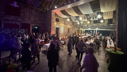 Menschen tanzen in einem Festsaal beim Zusammenschluss von Diakonie Werratal und Immanuel Diakonie Südthüringen im Meininger Ortsteil Walldorf Menschen tanzen in einem Festsaal beim Zusammenschluss von Diakonie Werratal und Immanuel Diakonie Südthüringen im Meininger Ortsteil Walldorf