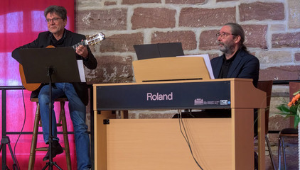 Werner Hucks an der Gitarre und Ulf Prieß am Klavier beim Musizieren auf der Bühne beim Zusammenschluss von Diakonie Werratal und Immanuel Diakonie Südthüringen im Kressehof im Meininger Ortsteil Walldorf Werner Hucks an der Gitarre und Ulf Prieß am Klavier beim Musizieren auf der Bühne beim Zusammenschluss von Diakonie Werratal und Immanuel Diakonie Südthüringen im Kressehof im Meininger Ortsteil Walldorf