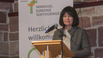 Cornelia Kraffzick, die Geschäftsstellenleiterin Bürgerdienste der Stadt Meiningen, spricht am Rednerpult in ein Mikrofon beim Zusammenschluss von Diakonie Werratal und Immanuel Diakonie Südthüringen im Kressehof im Meininger Ortsteil Walldorf Cornelia Kraffzick, die Geschäftsstellenleiterin Bürgerdienste der Stadt Meiningen, spricht am Rednerpult in ein Mikrofon beim Zusammenschluss von Diakonie Werratal und Immanuel Diakonie Südthüringen im Kressehof im Meininger Ortsteil Walldorf