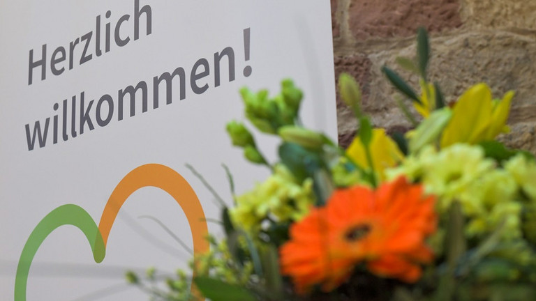 Blumenstrauß vor einem Plakat mit der Aufschrift "Herzlich willkommen" beim Zusammenschluss von Diakonie Werratal und Immanuel Diakonie Südthüringen im Meininger Ortsteil Walldorf Blumenstrauß vor einem Plakat mit der Aufschrift "Herzlich willkommen" beim Zusammenschluss von Diakonie Werratal und Immanuel Diakonie Südthüringen im Meininger Ortsteil Walldorf
