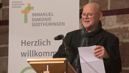 Der frühere Ortspfarrer von Walldorf, Heinrich Freiherr von Berlepsch, spricht am Rednerpult in ein Mikrofon und hält ein Blatt in der Hand beim Zusammenschluss von Diakonie Werratal und Immanuel Diakonie Südthüringen im Kressehof im Meininger Ortsteil Walldorf Der frühere Ortspfarrer von Walldorf, Heinrich Freiherr von Berlepsch, spricht am Rednerpult in ein Mikrofon und hält ein Blatt in der Hand beim Zusammenschluss von Diakonie Werratal und Immanuel Diakonie Südthüringen im Kressehof im Meininger Ortsteil Walldorf